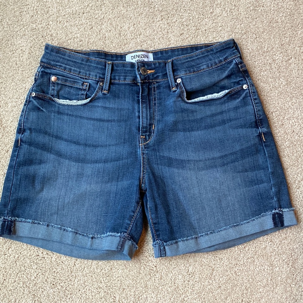 Levi’s Denizen mid rise cuffed jean shorts. Size 6/28